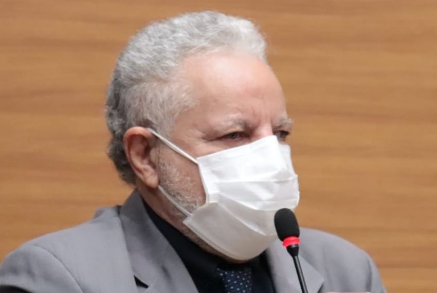 Francisco Gualberto durante sessão da Assembleia Legislativa de Sergipe