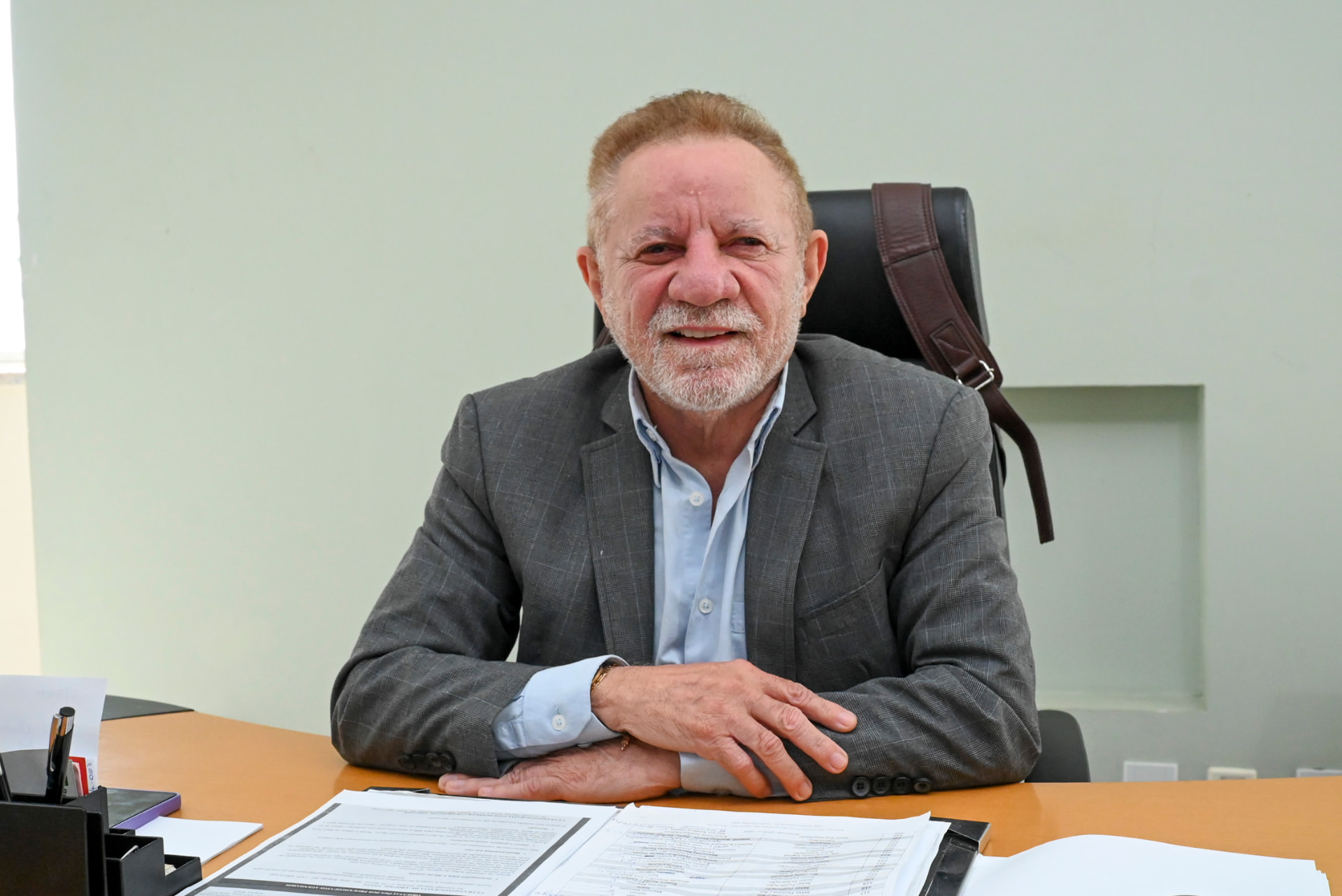 Francisco Gualberto em seu gabinete durante trabalho institucional