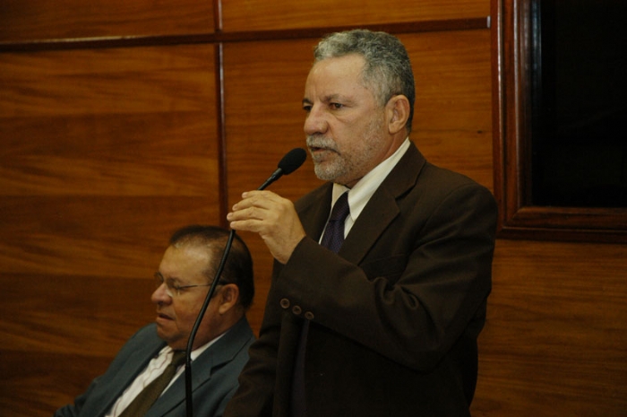 Francisco Gualberto discursando na tribuna da Assembleia Legislativa de Sergipe