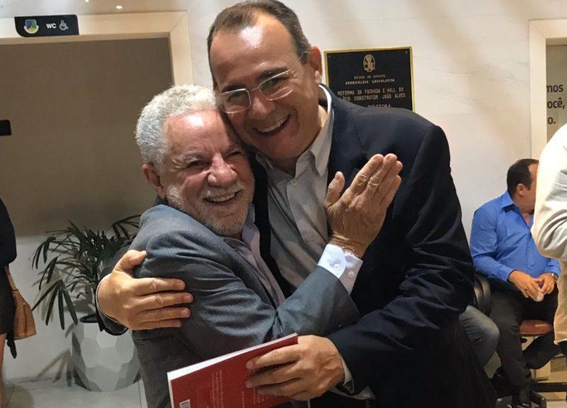 Francisco Gualberto cumprimentando parlamentar no hall da Assembleia Legislativa